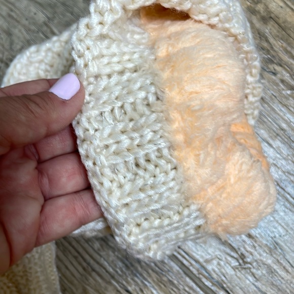 Pom Pom Hat & Neck Warmer Lined and Super Cozy women’s - Picture 2 of 2